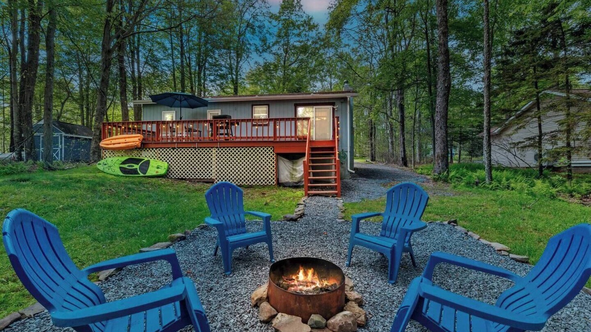 Pocono Lake Cabin | 3 min walk to beach, TV, AC, Firepit, Wi-Fi