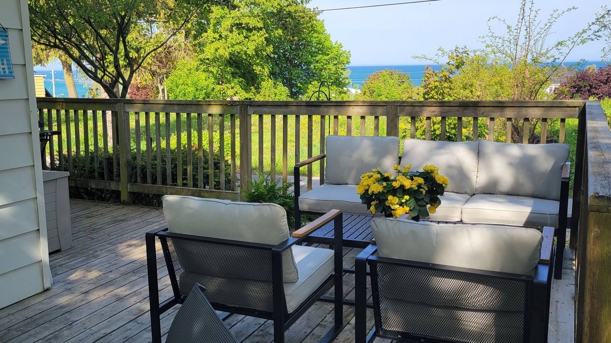 Kincardine House | 3 Min walk to the beach and town, 3 Bed, 2 Bath house!