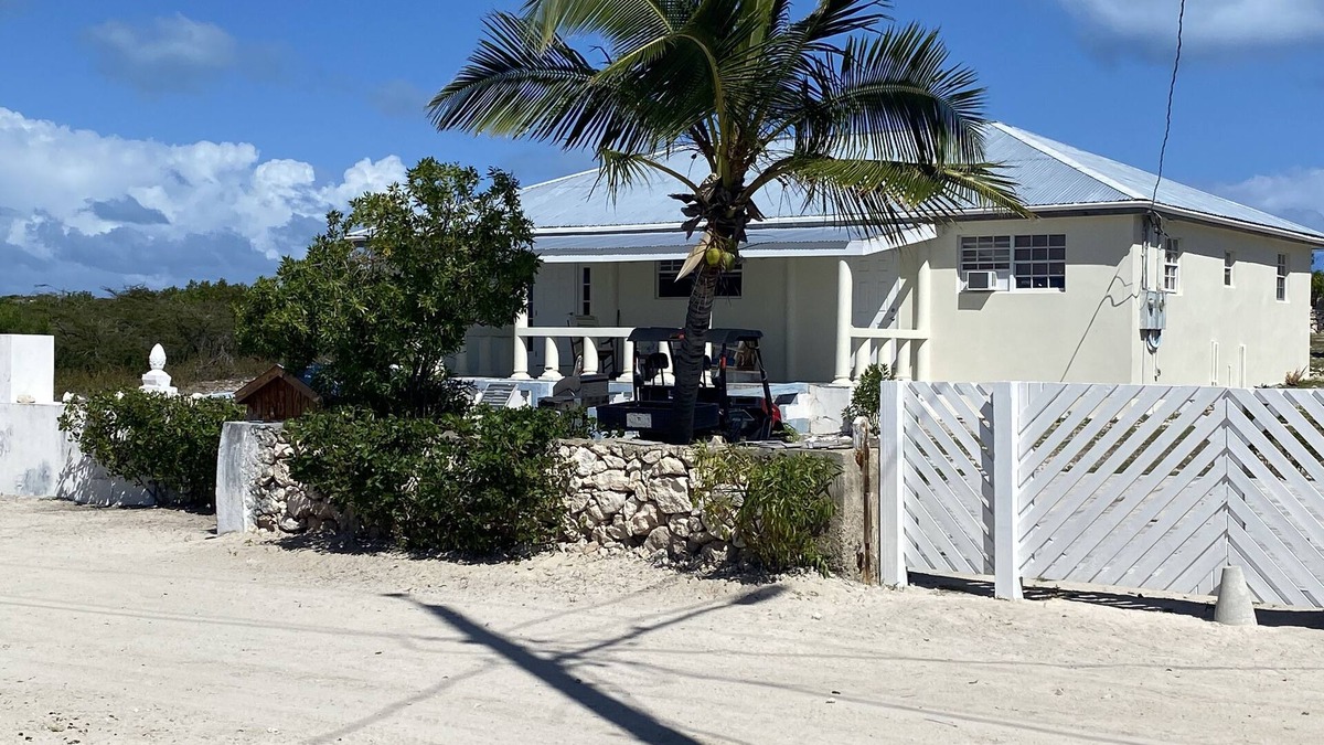 North District Cottage | 3 minute walk from Salt Cay Divers/Dock - 1 Bedroom - Full Kitchen