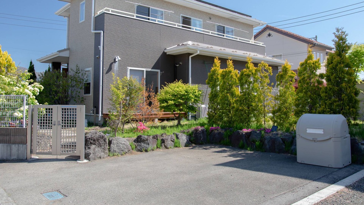 Fujikawaguchiko House | 3 minutes drive to Fujikyu Highland! It takes only 5 minutes to reach the shore of Kawaguchi Lake. Many convenience stores and supermarkets nearby. Accommodates up to 7 people. You can also barbecue in the garden!