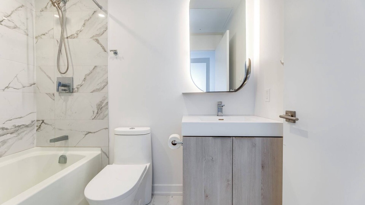 Willowdale Condo | 3 minutes walk to subway Finch, 17ft high ceiling with private back yard, condo