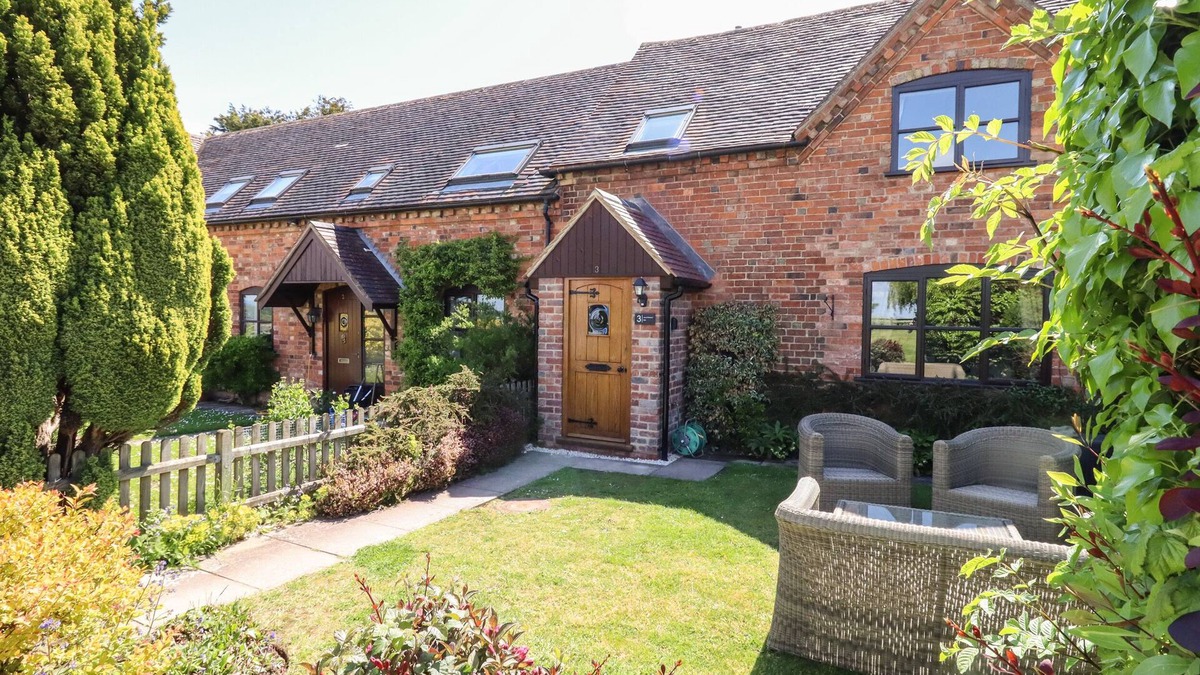Pershore Cottage | 3 MOUNT PLEASANT, pet friendly, with a garden in Pershore