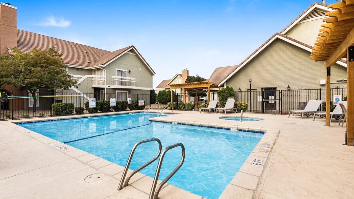 Biggs Field Hotel | 3 Pet-Friendly Units – Kitchenette, Free Breakfast & Swimming Pool
