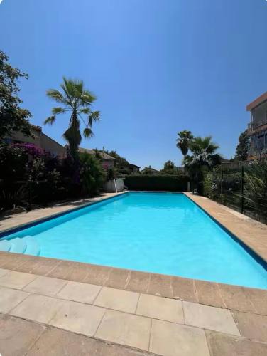 Mandelieu-la-Napoule Beach Apartment | 3 pièces avec piscine à 5 minutes à pied de la plage!