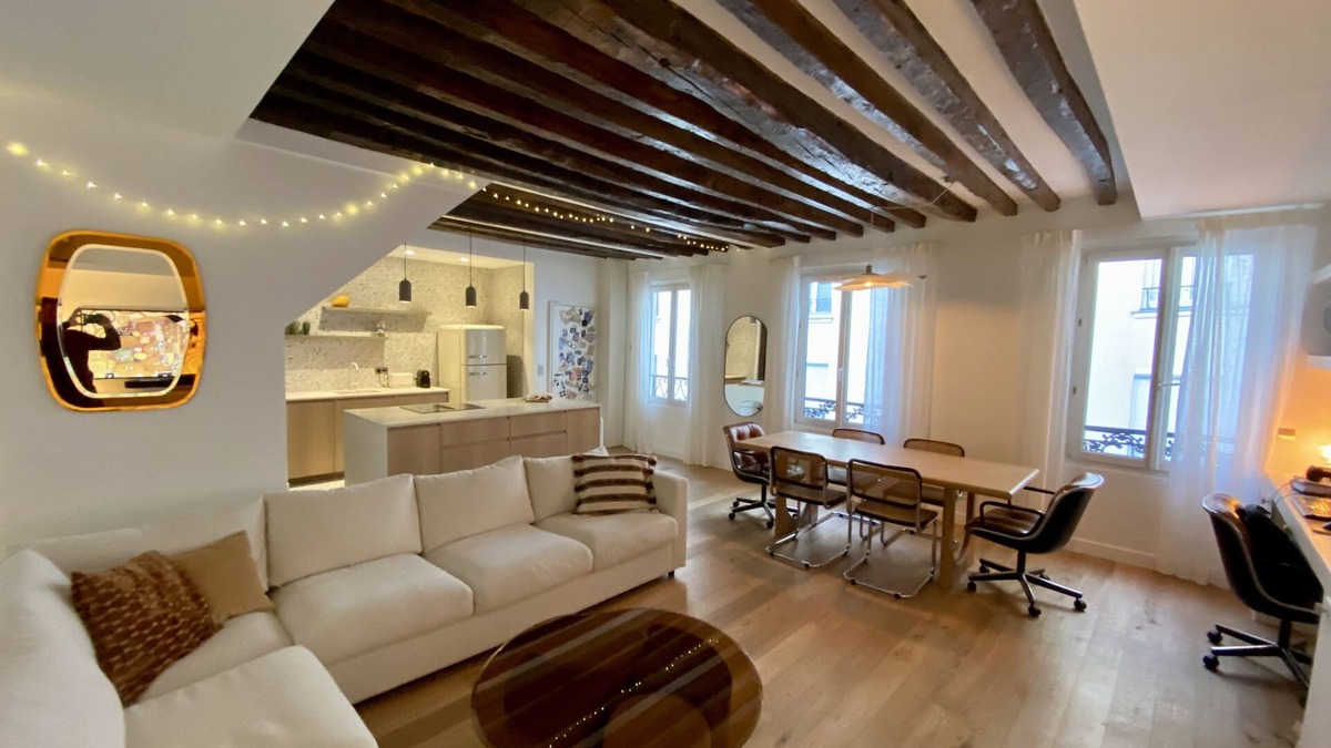 Quartier de la Porte-Saint-Denis Apartment | 3 Pièces Luxe Duplex. Coeur de Paris, Proche Gares de L'est et Nord.6 Couchages