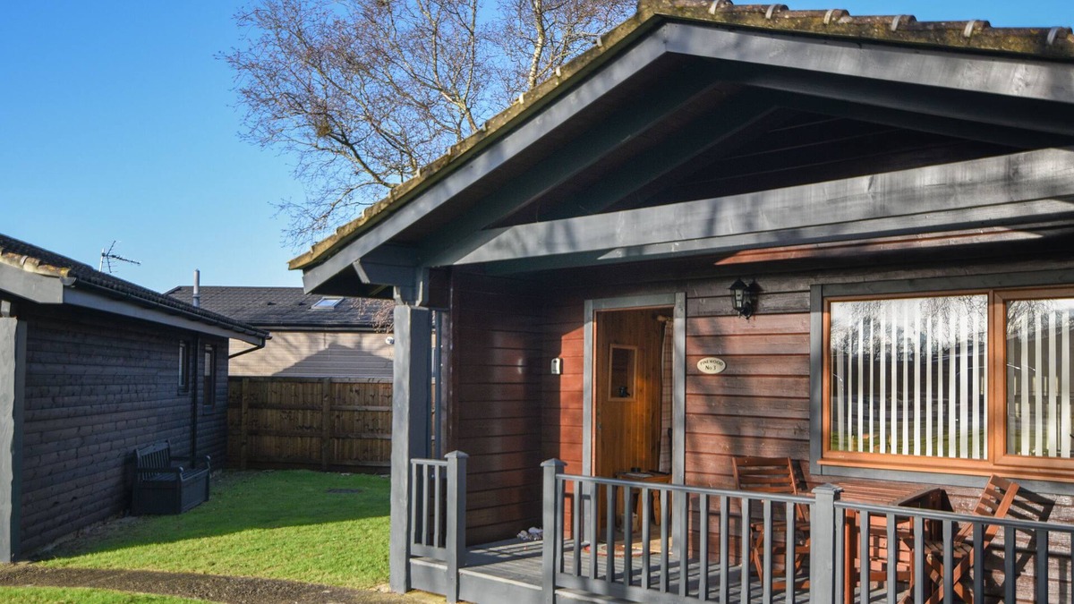 Combpyne Cabin | 3 PINEWOOD RETREAT, romantic, character holiday cottage in Lyme Regis
