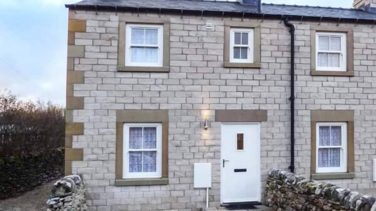 Blackwell in the Peak Cottage | 3 PRIMITIVE CROFT, pet friendly, with open fire in Chelmorton