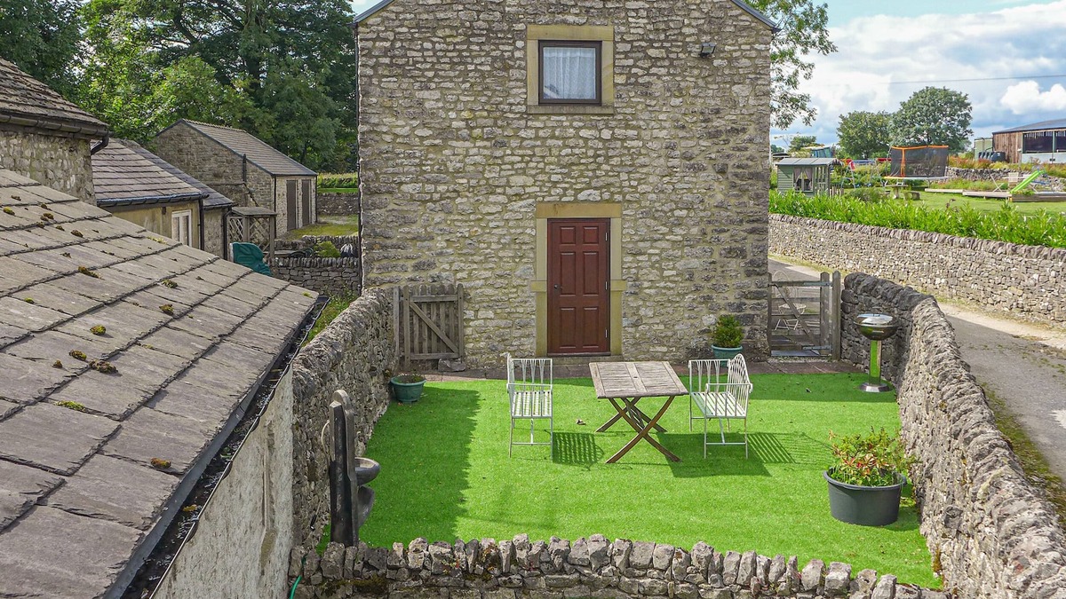 Blackwell in the Peak Cottage | 3 PRIMITIVE MEWS, pet friendly, with a garden in Chelmorton