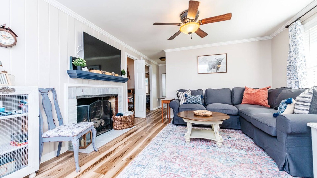Perry House | 3 Queen Beds, 2 min to Fairgrounds, Fenced Yard