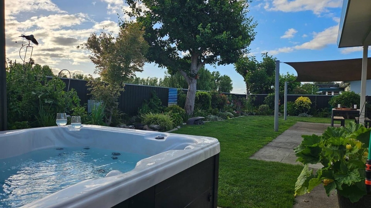 Raureka House | 3 Queen beds, Hot Tub, Air Conditioning.