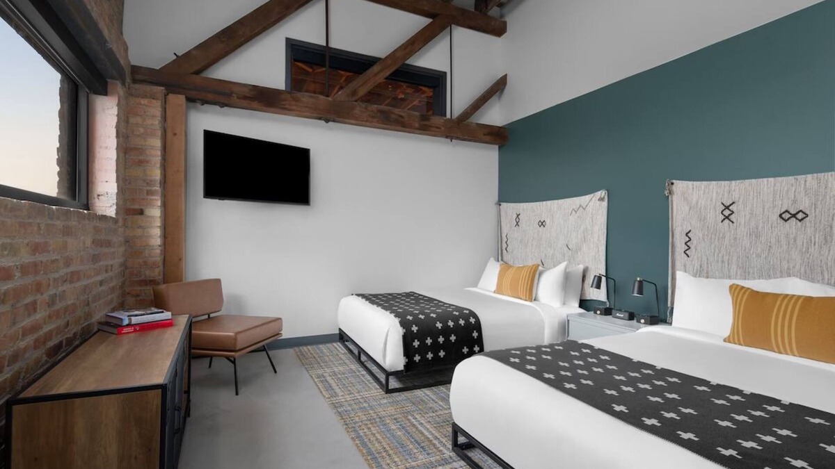 People's Freeway Hotel | 3 Rafter Rooms at evo Hotel, Free Parking & Dogs are Welcome!