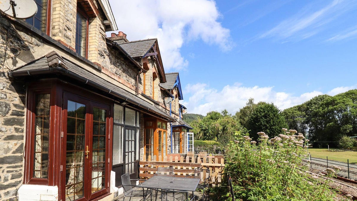 Betws-Y-Coed Cottage | 3 RAILWAY COTTAGES, family friendly, with open fire in Betws-Y-Coed
