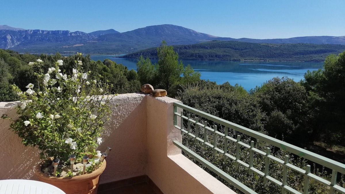 Sainte-Croix-du-Verdon Apartment | 3-room apartment 55 m2, terrace 15 m2, breathtaking view, sleeps 4, air-conditioned, WIFI