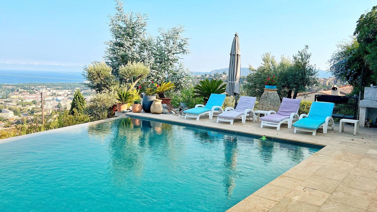 Mandelieu-La-Napoule Apartment | 3 room apartment on the ground floor of a villa with sea view