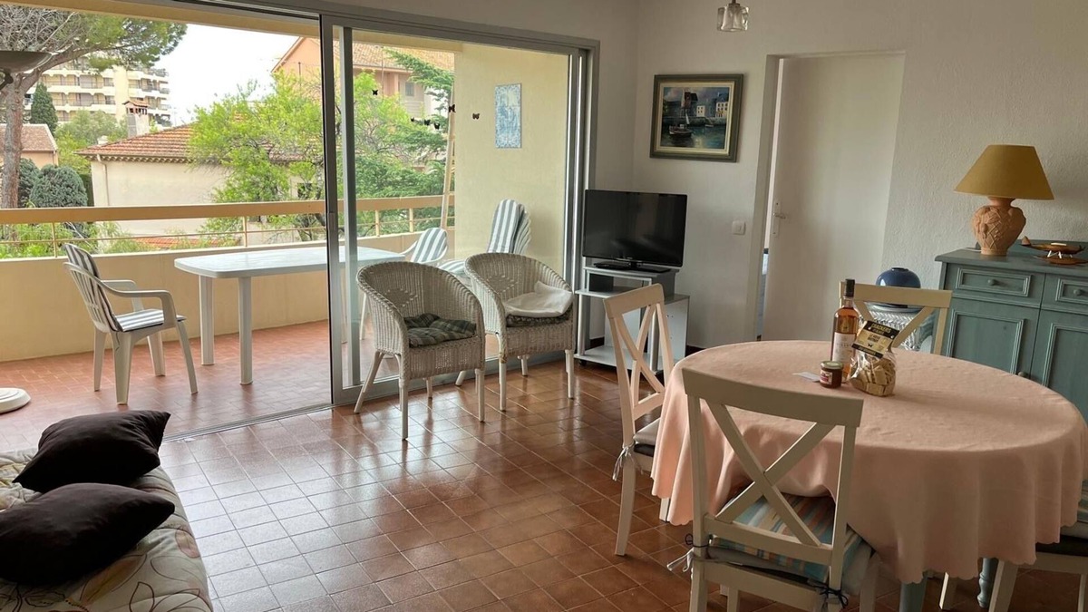 Frejus Plage Apartment | 3-room apartment 5 mns walk from the beach with large south-facing balcony