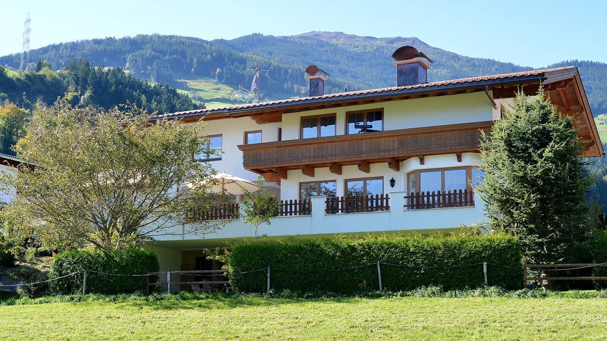 Fuegenberg Apartment | 3-room apartment - 82 sqm upstairs - for 6 pers. (max. 4 adults and 2 children), sep. Entrance, parking lot