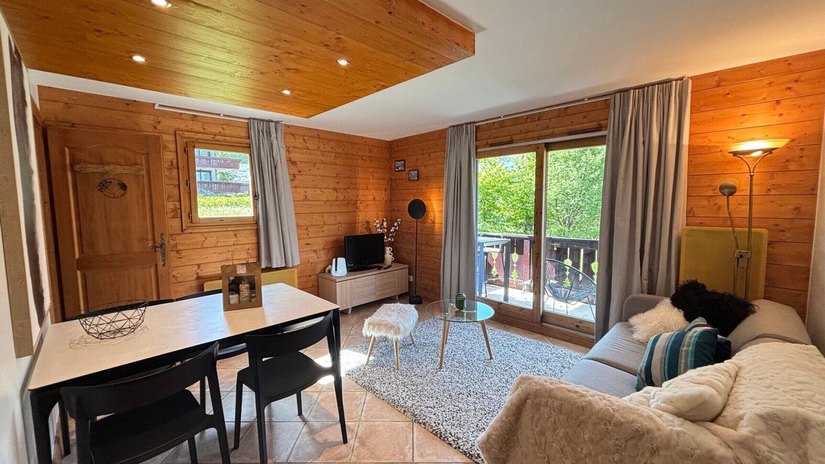 Meribel Village Apartment | 3-room apartment for 4 people in Méribel, near slopes, terrace, parking, WIFI