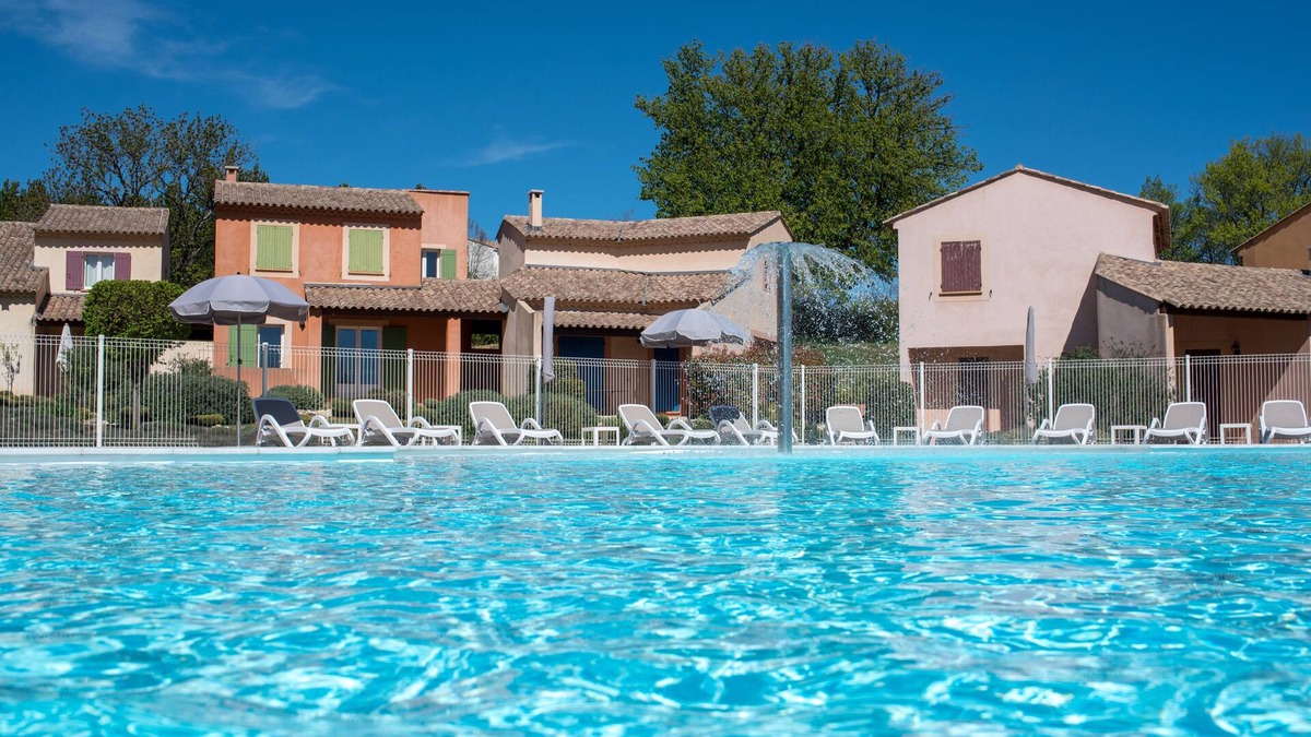 Saint-Trinit Apartment | 3-room apartment sleeps 4 (67 m²), terrace, residence with swimming pool (Sault/Ventoux)