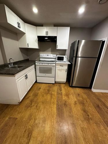 Rosemount House | 3 Room Set for Up to 8 people- 10 minutes from Kitchener Airport, Walking to Transit