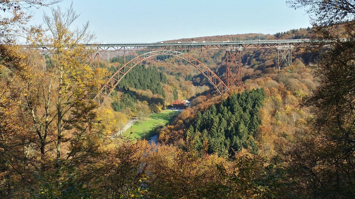 Solingen Apartment | 3 rooms for up to 10 people. Close to the city in the countryside with a view of the Müngsten Bridge