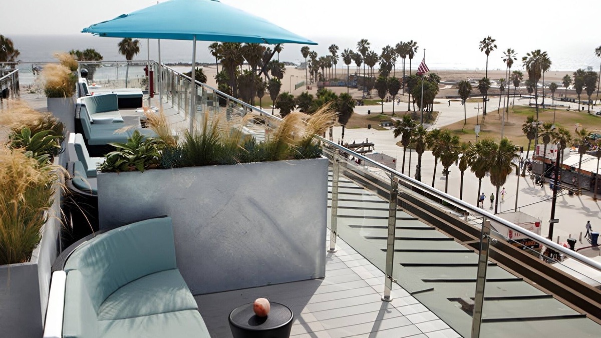 Venice House | 3 Rooms w/Balcony Near the Beach | Kitchen | Rooftop | Free Breakfast