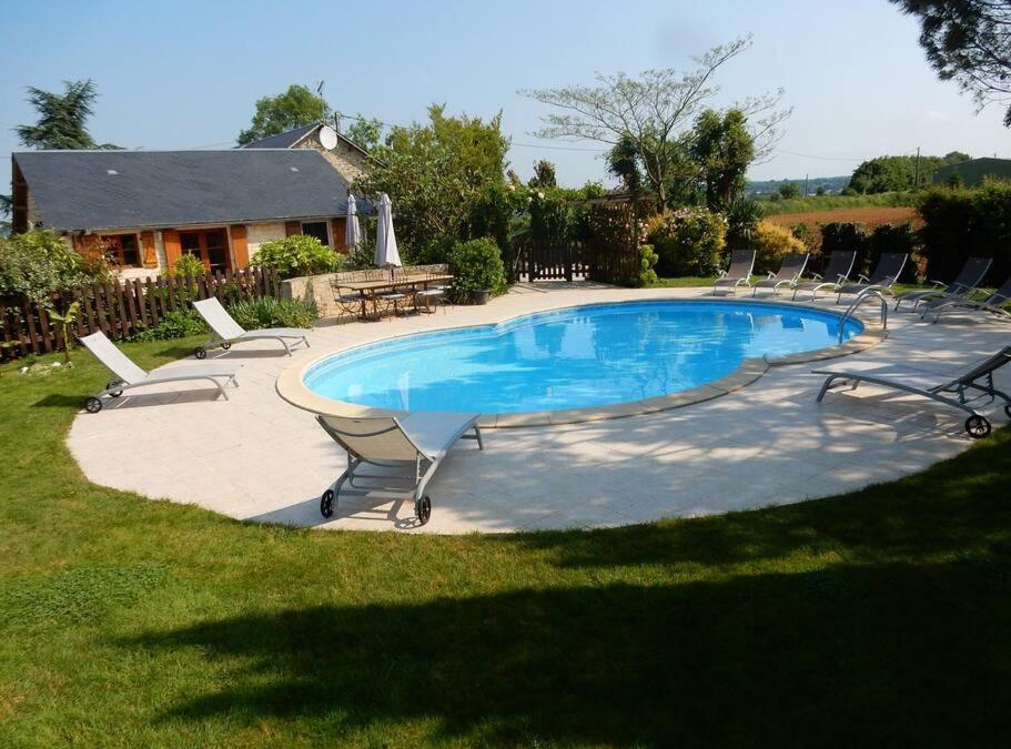 Saint-Georges-de-Noisne House | 3 self-contained gites with pool and games room