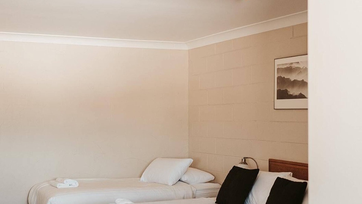 Perisher Valley Hotel | 3 Share - 3 Share Room - Perisher Village Views