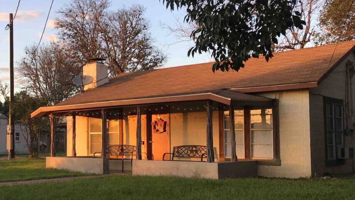 Medina Cottage | 3 Sisters Crossroads Cottage with Big Porch, close to Lost Maples