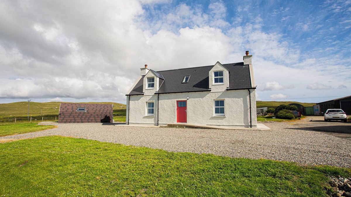 Sollas Cottage | 3 SOLLAS, pet friendly, with a garden in Sollas, Isle Of North Uist