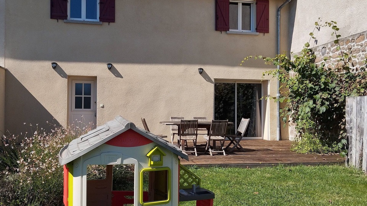 Haute-Rivoire House | 3-star family gîte "la maison d'à côté