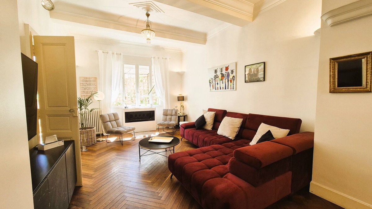 Castelnaudary House | 3-star manor house:L'Oustal des Halles with cinema in the center of town