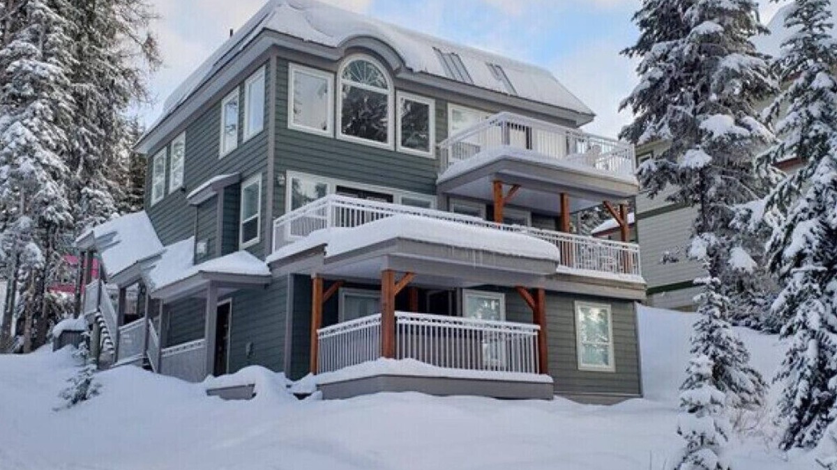 Silver Star Mountain House | 3 Storey, 6 Bedroom, 5 Bthrm, 2 Kitchens, Ski in/Ski out Multi-Family Mountain H