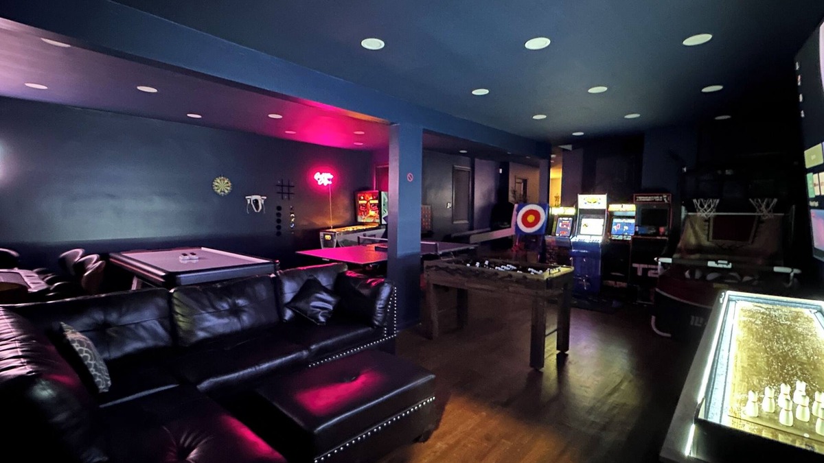 Constable Hook House | 3 Story Building: 6Bed 4Bath, Arcade, Massage Lounge, train 7min, NYC 20min