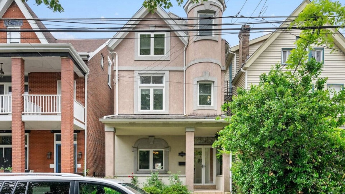 Shadyside Apartment | 3 Story home w/10 beds & Free off-street parking