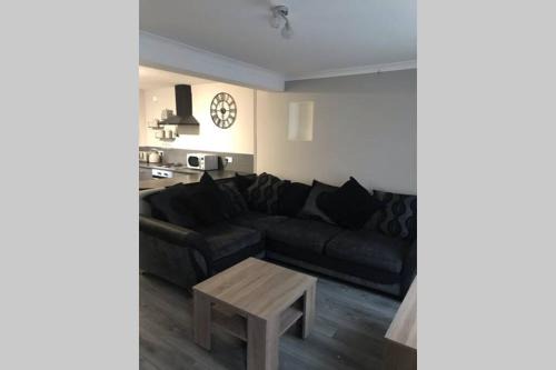 Abercwmboi Apartment | 3 Story House near Bike park Wales & zip world