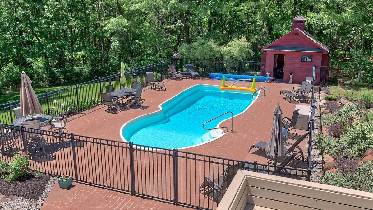 Alto House | 3-Story Luxury Escape w/Arcade Room Hot Tub Fire Pit BBQ Grills & More!