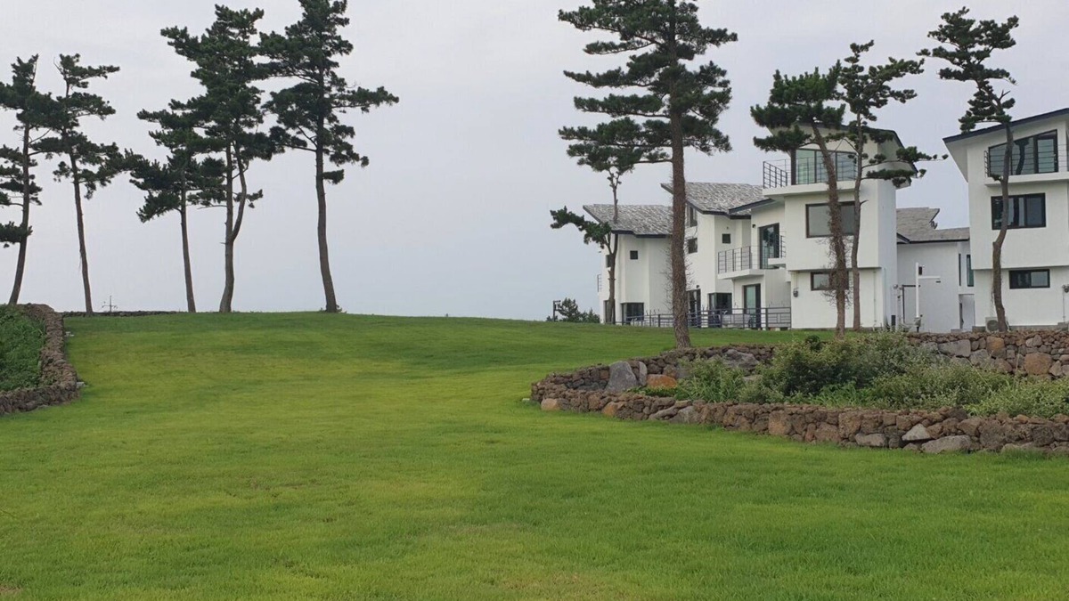 Hallim House | 3-story private house with a large field aside, 7 minutes to Sinchang Road!