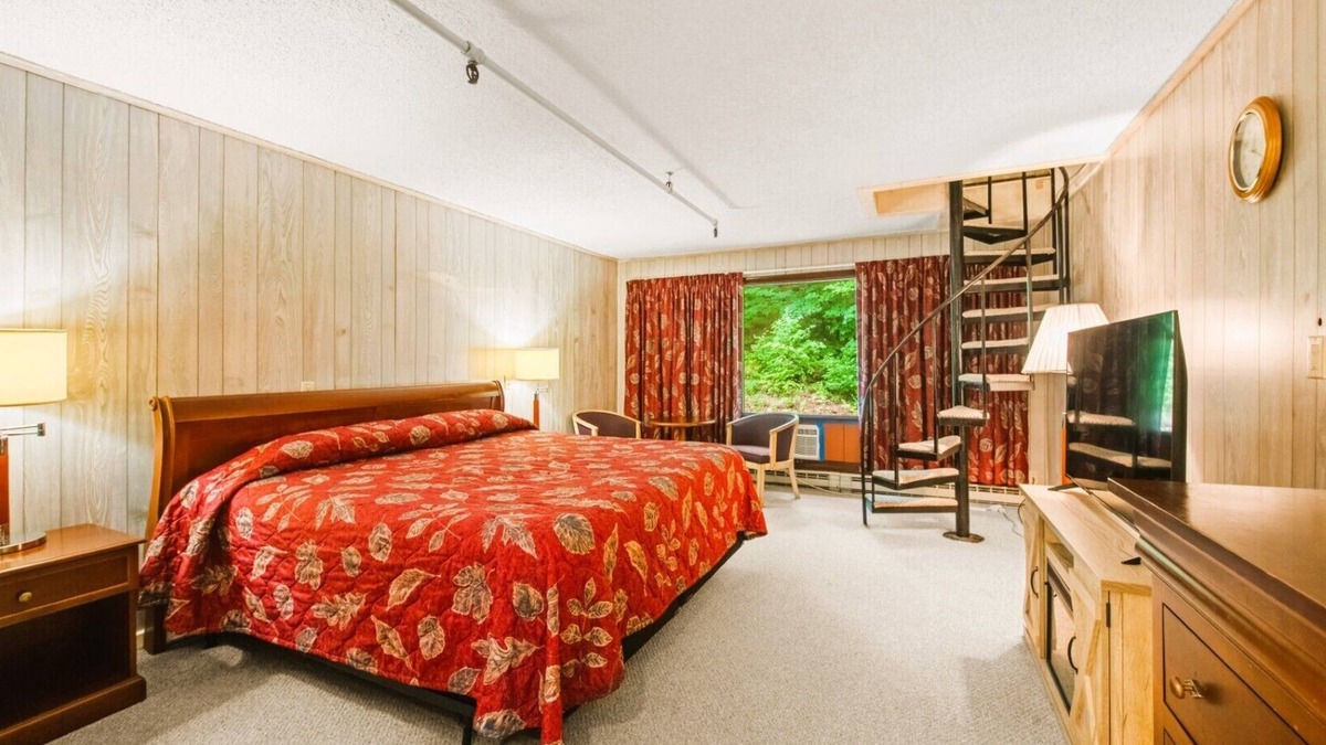 Stoneham Cabin | 3-Story Retreat Spiral Staircase –Wildlife, Lakes, Hiking & More