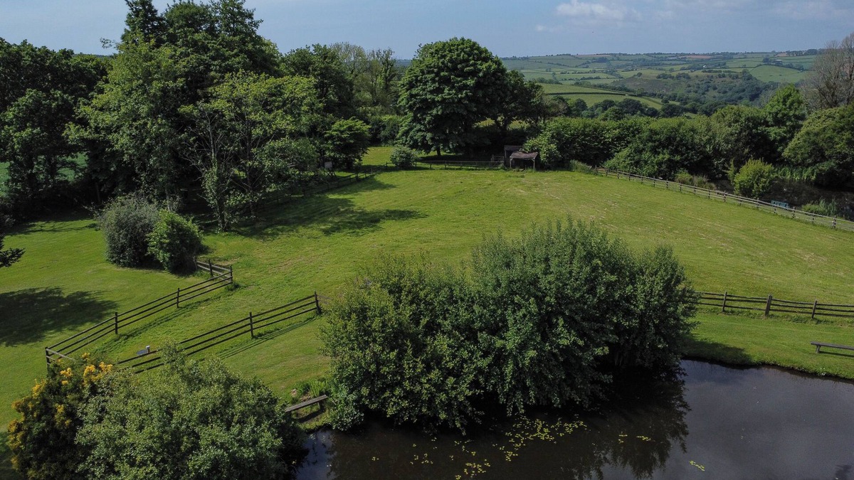 Callington Cottage | 3 Stunning lakeside cottages with indoor pool/hot tub + outdoor hot tub, fishing