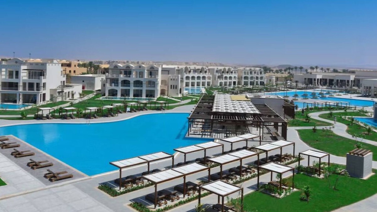 El Quseir Hotel | 3 Swim-Up Rooms for Group Getaways with Pools, Spa, Yoga & Tennis Access