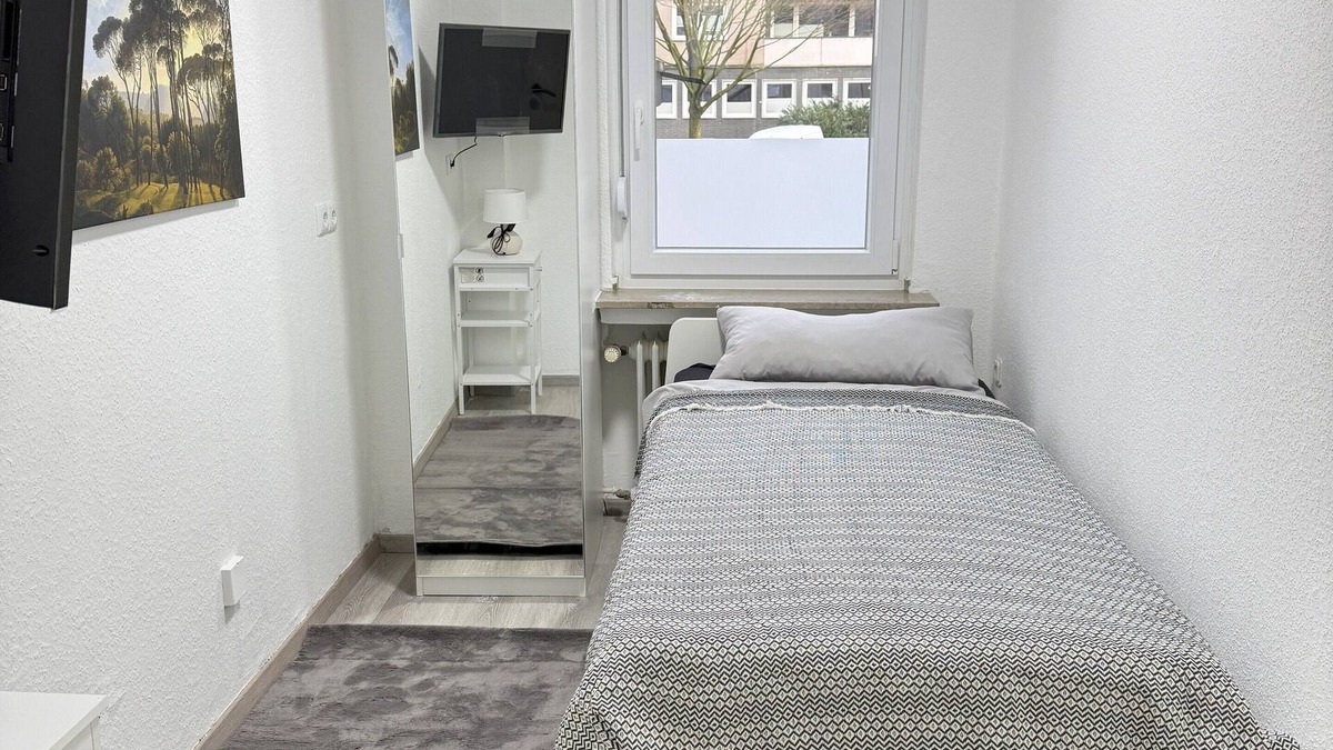 Herne Apartment | #3 Top room: central & comfortable, shared bathroom