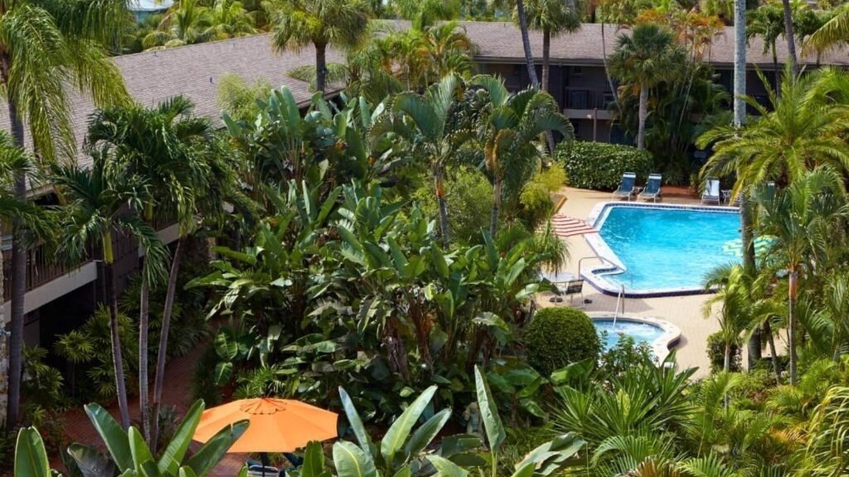 Moorings Hotel | 3 Units | Naples FL Stay | Near 9th St & Local Attractions
