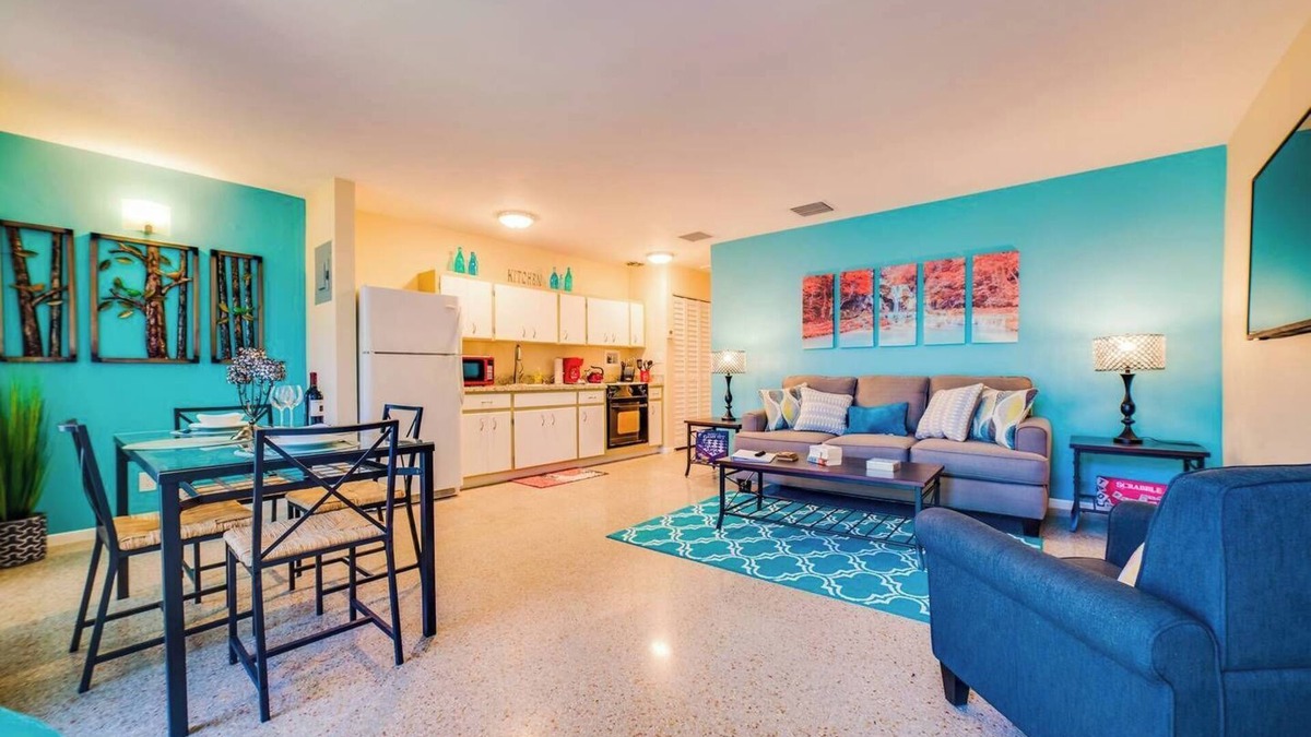 Poinsettia Heights Apartment | #3 ❤️ Updated Mid-Century Modern Apartment