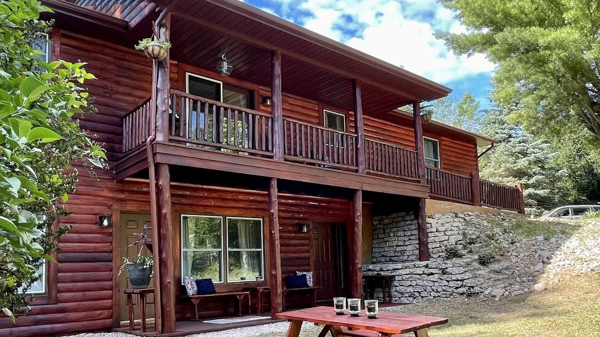 Onekama House | 30 acres to yourself, hiking trails, sauna, jet tub, near 3 lakes, pets welcome