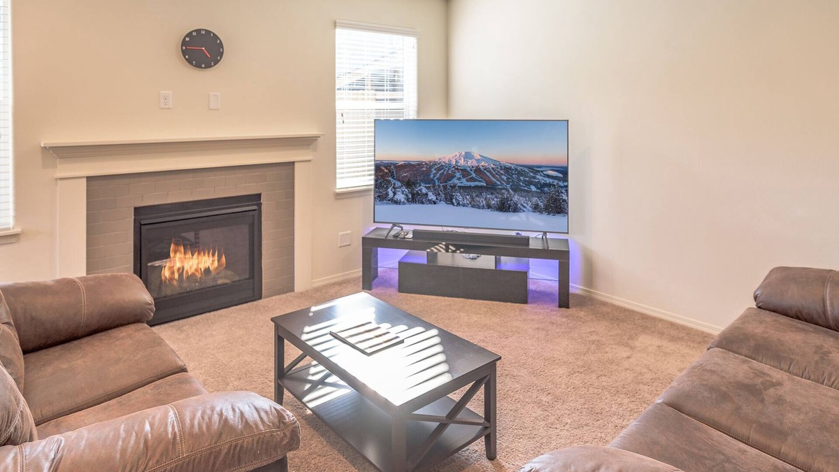 Old Farm District House | 30+ day rental in Bend w/private hot tub ~ Fireplace! Close to Old Mill!
