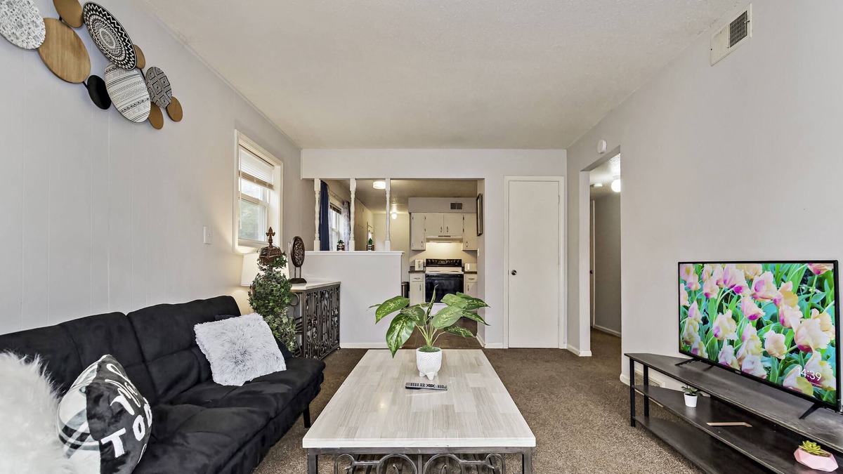 Independence House | 30 days minimum Chic 2b1b near Downtown/Stadiums in independence MO