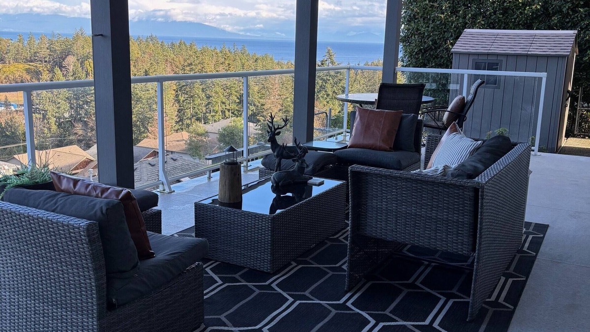 Regional District of Nanaimo House | 30 days or more- Executive home - Ocean and Mountain View