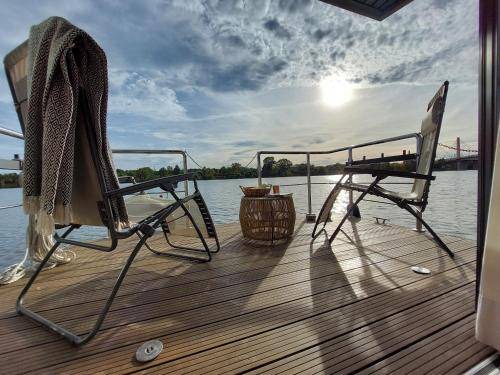 Psie Pole Boat Rental | 30 m² Houseboat ∙ 1 bedroom ∙ 4 guests