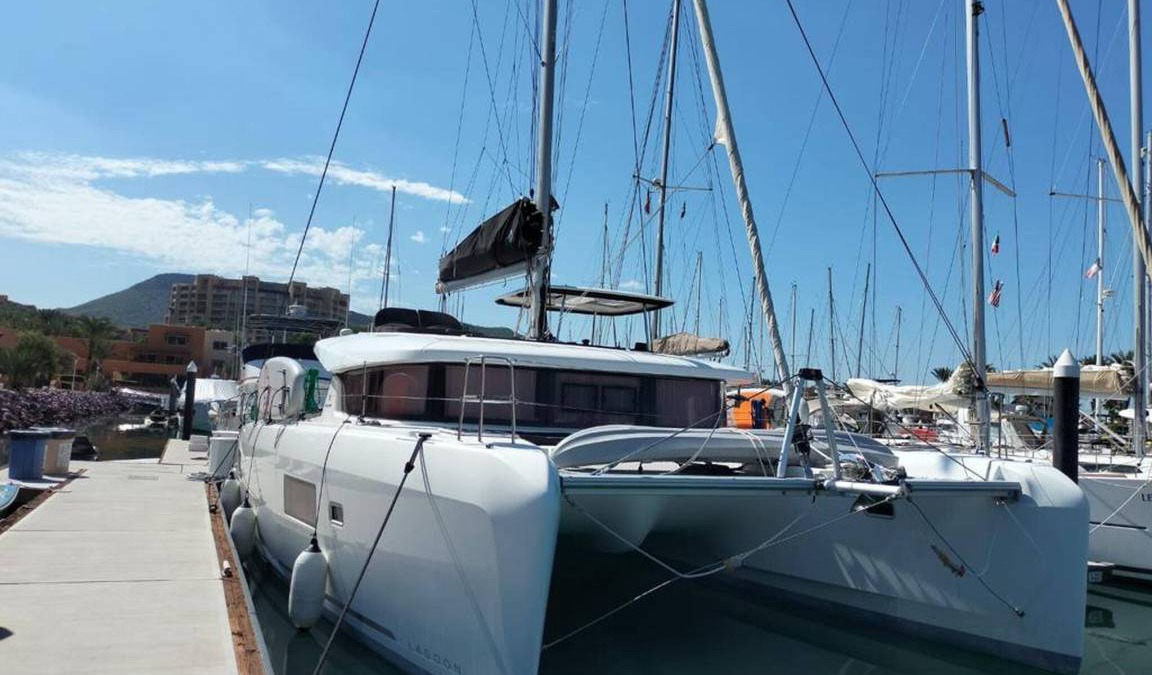 La Paz Boat Rental | 30 m² Houseboat ∙ 3 bedrooms ∙ 6 guests