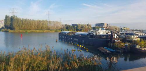 Amsterdam East Boat Rental | 30 m² Houseboat ∙ 3 guests